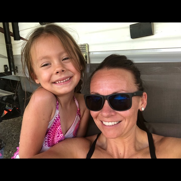 Meet your Posher, Sara - Picture 2 of 3